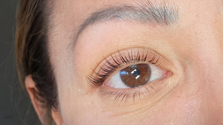 Närbild på lashlift-resultat efter fransbehandling hos Optima by Mia Sassi i Göteborg.
